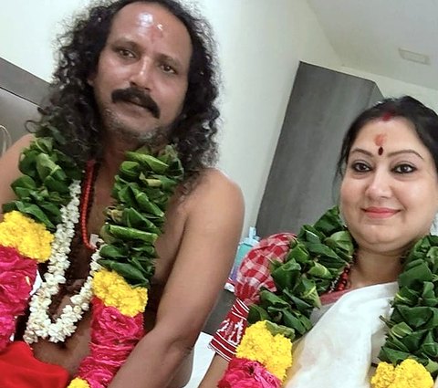 Sri Meenananda Tirthanath and Guruma Minakshi Devyomba wearing floral garlands.